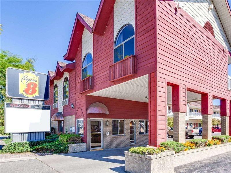Super 8 By Wyndham Mackinaw City/Beachfront Area Exterior photo