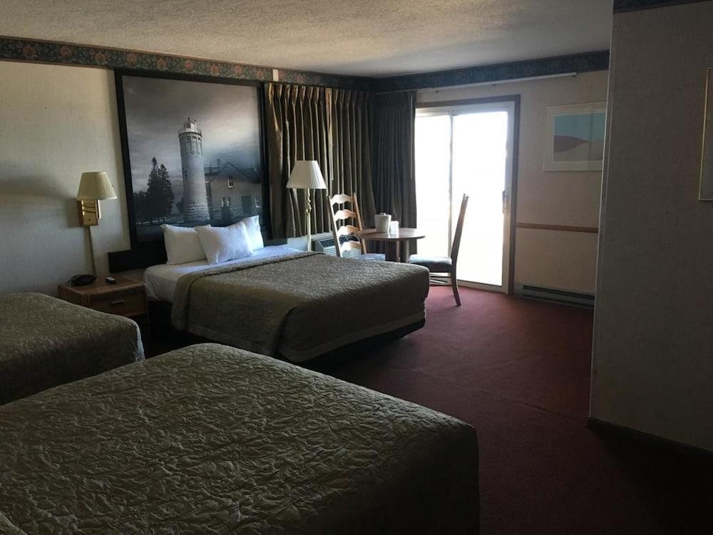 Super 8 By Wyndham Mackinaw City/Beachfront Area Exterior photo