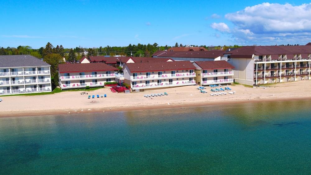 Super 8 By Wyndham Mackinaw City/Beachfront Area Exterior photo